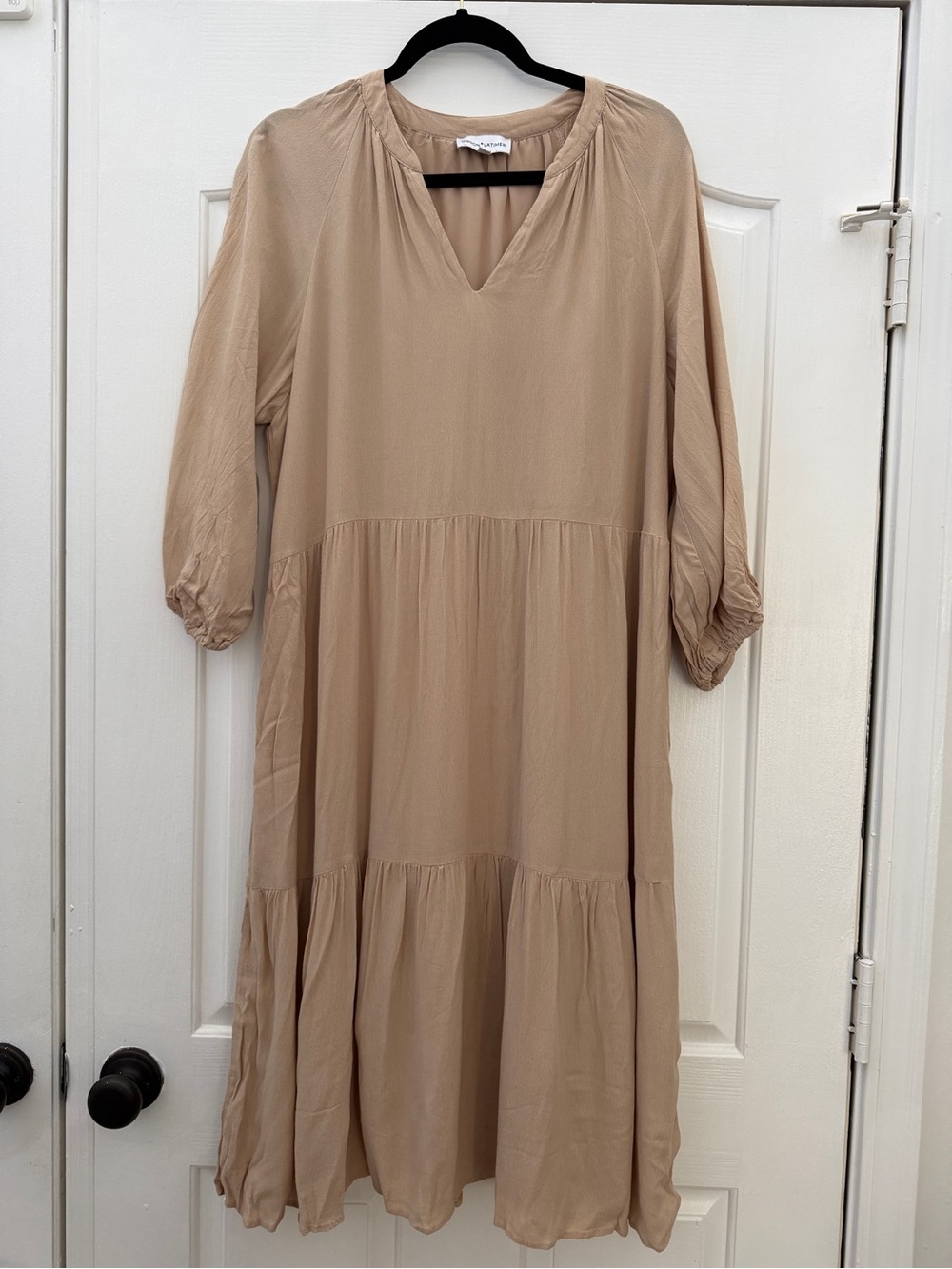 Gibson Latimer Neutral Beige Tiered V-Neck Midi Dress